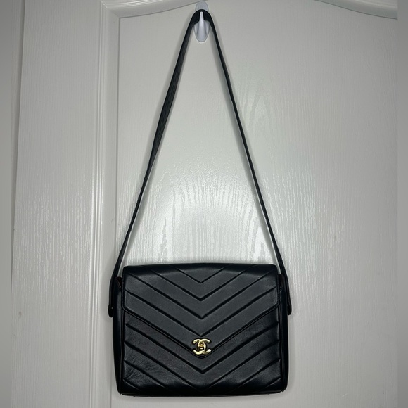 🚫SOLD🚫 Vintage Chanel Envelope Turnlock Lambskin Bag - Picture 4 of 16